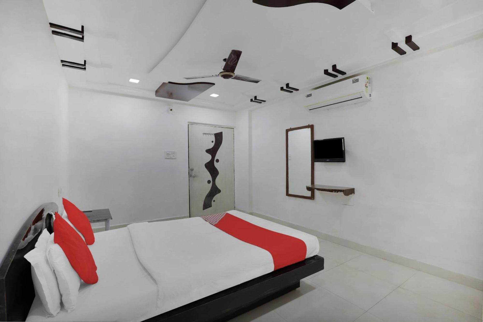 Hotel O Rudra Palace Ахмедабад Экстерьер фото