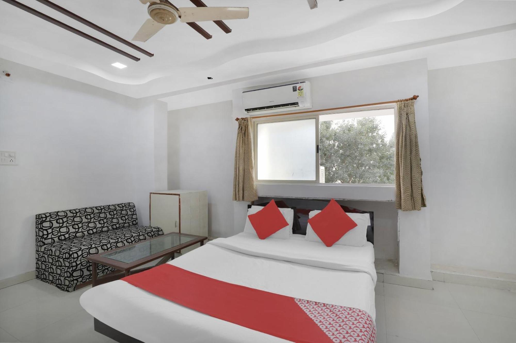 Hotel O Rudra Palace Ахмедабад Экстерьер фото