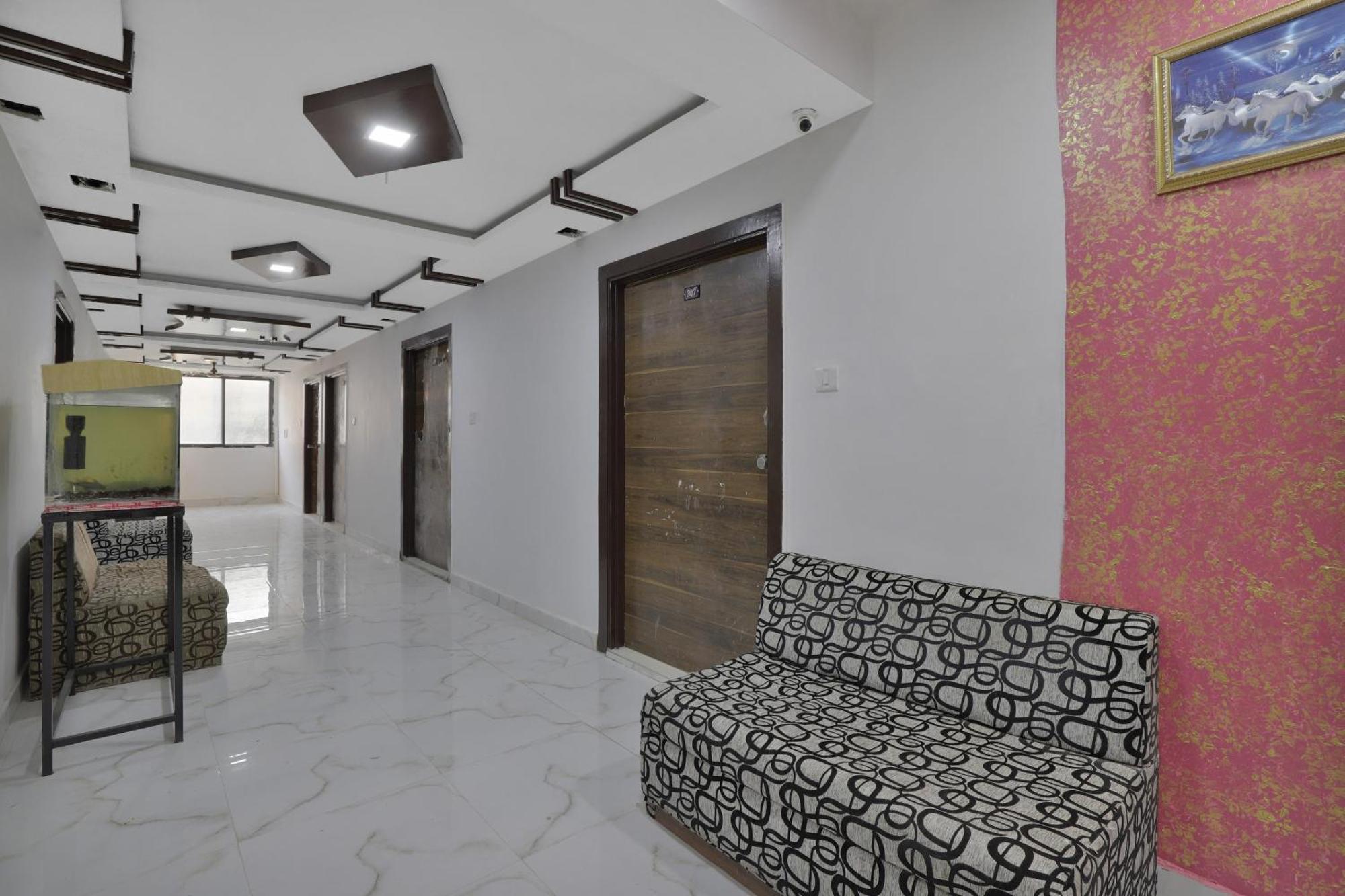 Hotel O Rudra Palace Ахмедабад Экстерьер фото