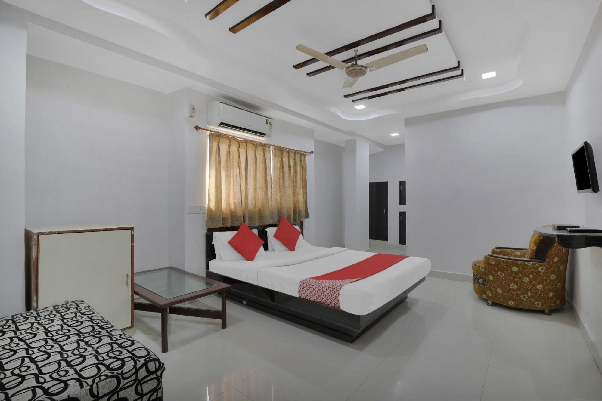 Hotel O Rudra Palace Ахмедабад Экстерьер фото