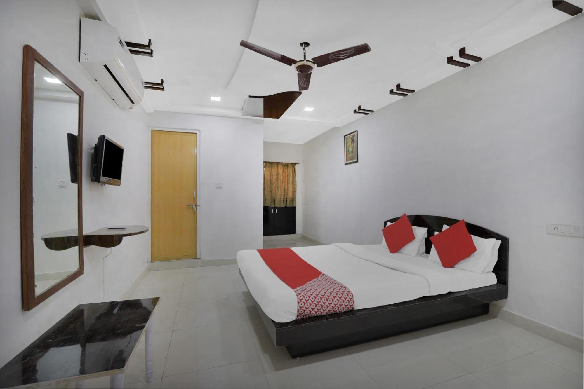 Hotel O Rudra Palace Ахмедабад Экстерьер фото